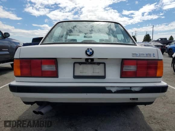 1989 BMW 3 Series 325i z VIN WBAAD2308K8848967, wystawiony jako Copart lot #82097665 z przebiegiem 131 861 mil mil oraz Czysty tytuł • Clean title. Historia ofert i sprzedaży dostępna na DreamBid. Obrazek 6.