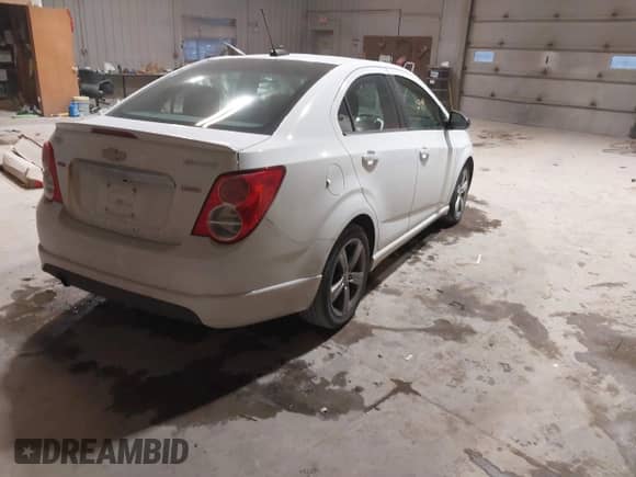 2015 Chevrolet Sonic RS z VIN 1G1JG5SB4F4164728, wystawiony jako IAAI lot #41325909 z przebiegiem 137 169 mil mil oraz . Historia ofert i sprzedaży dostępna na DreamBid. Obrazek 4.