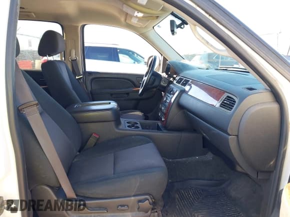 ✅ 2013 Chevrolet Suburban LS • VIN: 1GNSKHE73DR257430 • Lot: 43547988. Wystawiony na IAAI z przebiegiem 150 950 mil. Bezpłatny archiwum sprzedaży aukcyjnych z USA i szczegółowy raport historii pojazdu na DreamBid. Zdjęcie 5.