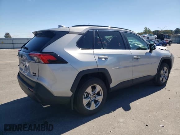 ✅ 2022 Toyota RAV4 XLE • VIN: 2T3P1RFV2NW299349 • Lot: 82468145. Wystawiony na Copart z przebiegiem 22 285 mil. Bezpłatny archiwum sprzedaży aukcyjnych z USA i szczegółowy raport historii pojazdu na DreamBid. Zdjęcie 3.