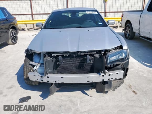 ✅ 2023 Chrysler 300 S • VIN: 2C3CCABGXPH566049 • Лот: 81915035. Опубликован ранее на Copart с пробегом Не указан. Бесплатный доступ к архиву аукционных продаж из США и подробный отчёт об истории автомобиля на DreamBid. Изображение 5.