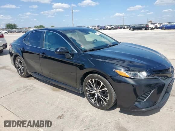 2019 Toyota Camry LE z VIN 4T1B11HK0KU794720, wystawiony jako Copart lot #66700455 z przebiegiem 102 818 mil mil oraz Czysty tytuł • Clean title. Historia ofert i sprzedaży dostępna na DreamBid. Obrazek 4.