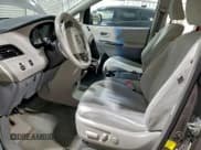 ✅ 2012 Toyota Sienna LE • VIN: 5TDKK3DC2CS242816 • Лот: 93912105. Опубликован ранее на Copart с пробегом 288 438 миль. Бесплатный доступ к архиву аукционных продаж из США и подробный отчёт об истории автомобиля на DreamBid. Изображение 7.