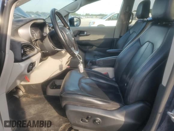 ✅ 2020 Chrysler Pacifica Touring L • VIN: 2C4RC1BG3LR172967 • Lot: 84915825. Listed on Copart with 151,960 mi. Free auction sales archive from the USA and detailed vehicle history report at DreamBid. Image 7.