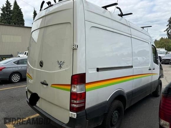 ✅ 2016 Mercedes-Benz Sprinter Cargo • VIN: WD3PE7DD6GP339069 • Lot: 81512014. Wystawiony na Copart z przebiegiem 53 121 mil. Bezpłatny archiwum sprzedaży aukcyjnych z USA i szczegółowy raport historii pojazdu na DreamBid. Zdjęcie 4.