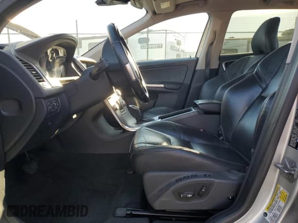 ✅ 2017 Volvo XC60 Dynamic • VIN: YV440MDR1H2062845 • Lot: 82323255. Wystawiony na Copart z przebiegiem 100 360 mil. Bezpłatny archiwum sprzedaży aukcyjnych z USA i szczegółowy raport historii pojazdu na DreamBid. Zdjęcie 7.