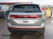 ✅ 2024 Volkswagen Atlas SE • VIN: 1V2JR2CA3RC533450 • Lot: 43099253. Wystawiony na IAAI z przebiegiem 5 499 mil. Bezpłatny archiwum sprzedaży aukcyjnych z USA i szczegółowy raport historii pojazdu na DreamBid. Zdjęcie 17.
