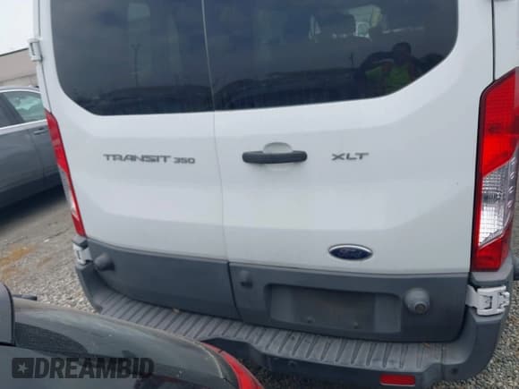 ✅ 2017 Ford Transit XL • VIN: 1FBZX2YM1HKA98823 • Lot: 42066291. Wystawiony na IAAI z przebiegiem 100 011 mil. Bezpłatny archiwum sprzedaży aukcyjnych z USA i szczegółowy raport historii pojazdu na DreamBid. Zdjęcie 17.