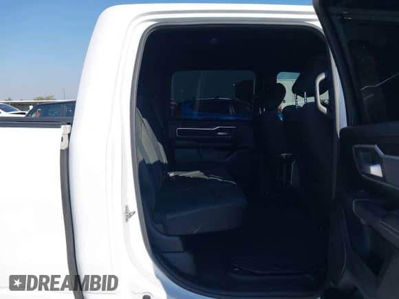 2021 Ram 1500 Lone Star z VIN 1C6SRFFT2MN587479, wystawiony jako IAAI lot #43372680 z przebiegiem 82 917 mil mil oraz . Historia ofert i sprzedaży dostępna na DreamBid. Obrazek 8.