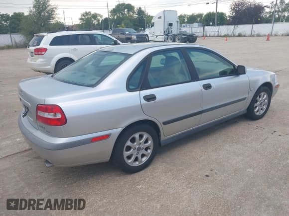 ✅ 2001 Volvo S40 • VIN: YV1VS29591F730038 • Lot: 43004954. Listed on IAAI with 113,834 mi. Free auction sales archive from the USA and detailed vehicle history report at DreamBid. Image 4.