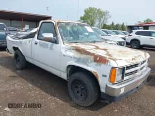 1988 Dodge Dakota z VIN 1B7FN14X3JS775763, wystawiony jako IAAI lot #42132937 z przebiegiem 166 623 mil mil oraz . Historia ofert i sprzedaży dostępna na DreamBid. Obrazek 1.