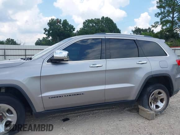 2018 Jeep Grand Cherokee Limited z VIN 1C4RJEBG4JC131623, wystawiony jako IAAI lot #42806022 z przebiegiem 137 938 mil mil oraz . Historia ofert i sprzedaży dostępna na DreamBid. Obrazek 14.