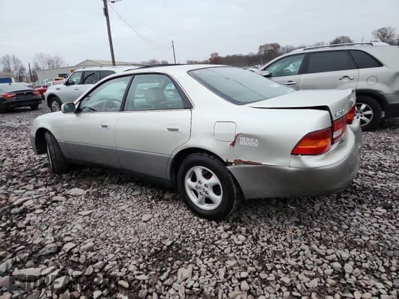 ✅ 1997 Lexus ES 300 • VIN: JT8BF22G0V0066843 • Лот: 93216555. Опубликован ранее на Copart с пробегом 266 661 миль. Бесплатный доступ к архиву аукционных продаж из США и подробный отчёт об истории автомобиля на DreamBid. Изображение 2.