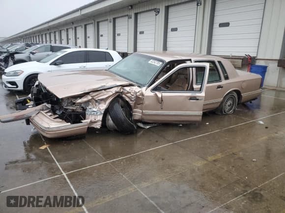 ✅ 1996 Lincoln Town Car Signature • VIN: 1LNLM82WXTY601239 • Лот: 82242785. Опубликован ранее на Copart с пробегом Не указан. Бесплатный доступ к архиву аукционных продаж из США и подробный отчёт об истории автомобиля на DreamBid. Изображение 1.