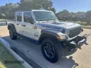 ✅ 2023 Jeep Gladiator Rubicon • VIN: 1C6JJTBG5PL585901 • Lot: 43669074. Wystawiony na IAAI z przebiegiem 14 621 mil. Bezpłatny archiwum sprzedaży aukcyjnych z USA i szczegółowy raport historii pojazdu na DreamBid. Zdjęcie 2.