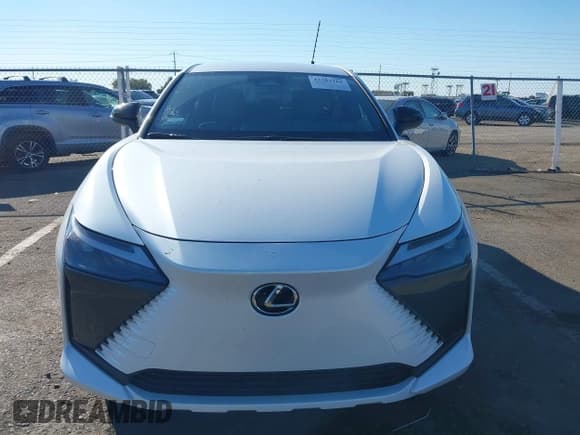 ✅ 2025 Lexus RZ 300e Premium • VIN: JTJABABB6SA009637 • Lot: 43483166. Wystawiony na IAAI z przebiegiem 237 mil. Bezpłatny archiwum sprzedaży aukcyjnych z USA i szczegółowy raport historii pojazdu na DreamBid. Zdjęcie 12.