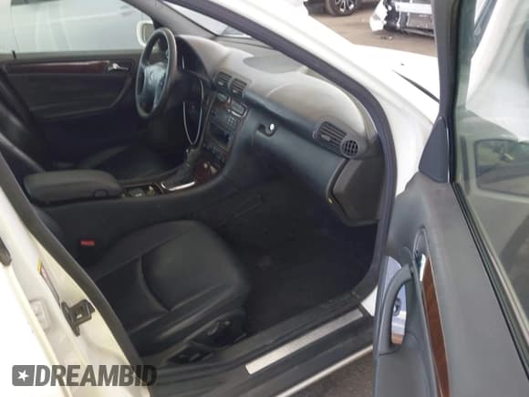 ✅ 2004 Mercedes-Benz C 240 • VIN: WDBRF61JX4A628520 • Lot: 41788831. Wystawiony na IAAI z przebiegiem 201 151 mil. Bezpłatny archiwum sprzedaży aukcyjnych z USA i szczegółowy raport historii pojazdu na DreamBid. Zdjęcie 5.