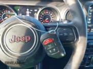 ✅ 2023 Jeep Gladiator Sport S • VIN: 1C6HJTAG7PL577721 • Lot: 43888896. Wystawiony na IAAI z przebiegiem 71 579 mil. Bezpłatny archiwum sprzedaży aukcyjnych z USA i szczegółowy raport historii pojazdu na DreamBid. Zdjęcie 11.