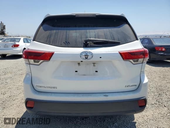 ✅ 2018 Toyota Highlander LE Plus • VIN: 5TDBZRFH2JS861064 • Lot: 65033125. Listed on Copart with 150,085 mi. Free auction sales archive from the USA and detailed vehicle history report at DreamBid. Image 6.