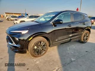 ✅ 2025 Buick Encore GX Sport Touring • VIN: KL4AMDSL8SB052047 • Lot: 80663915. Wystawiony na Copart z przebiegiem 5 884 mil. Bezpłatny archiwum sprzedaży aukcyjnych z USA i szczegółowy raport historii pojazdu na DreamBid. Zdjęcie 1.