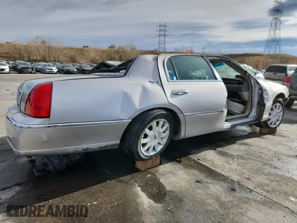 ✅ 2010 Lincoln Town Car Signature Limited • VIN: 2LNBL8CVXAX601274 • Lot: 90937685. Wystawiony na Copart z przebiegiem Nie podano. Bezpłatny archiwum sprzedaży aukcyjnych z USA i szczegółowy raport historii pojazdu na DreamBid. Zdjęcie 3.