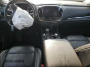 ✅ 2021 Chevrolet Traverse LT • VIN: 1GNEVHKW0MJ209981 • Lot: 70759544. Wystawiony na Copart z przebiegiem 98 551 mil. Bezpłatny archiwum sprzedaży aukcyjnych z USA i szczegółowy raport historii pojazdu na DreamBid. Zdjęcie 8.