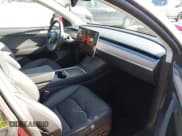 ✅ 2024 Tesla Model Y Long Range • VIN: 7SAYGDEE9RF199805 • Lot: 42018221. Wystawiony na IAAI z przebiegiem 7 359 mil. Bezpłatny archiwum sprzedaży aukcyjnych z USA i szczegółowy raport historii pojazdu na DreamBid. Zdjęcie 5.