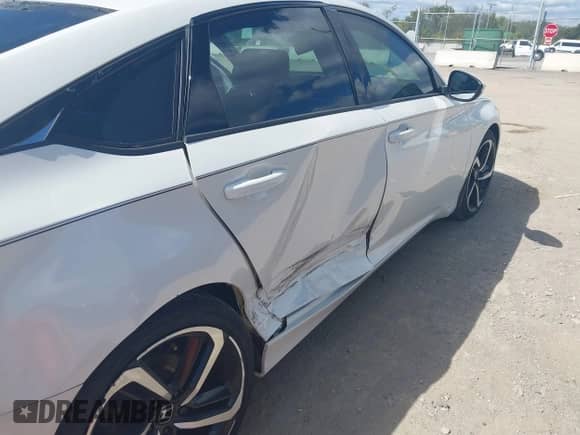 2018 Honda Accord Sport z VIN 1HGCV1F36JA204563, wystawiony jako IAAI lot #43300795 z przebiegiem 57 631 mil mil oraz . Historia ofert i sprzedaży dostępna na DreamBid. Obrazek 6.