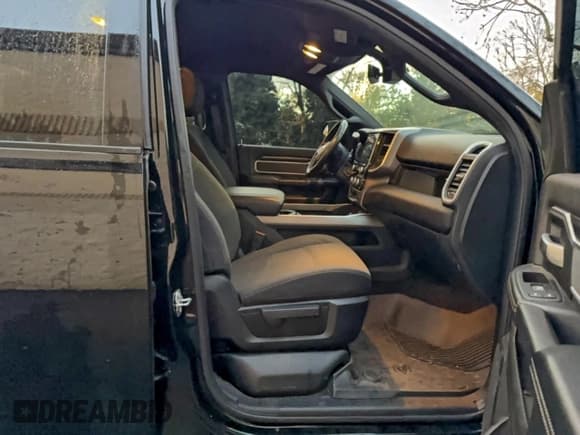 ✅ 2022 Ram 2500 Big Horn • VIN: 3C6UR5DLXNG117846 • Lot: 96195415. Wystawiony na Copart z przebiegiem 94 718 mil. Bezpłatny archiwum sprzedaży aukcyjnych z USA i szczegółowy raport historii pojazdu na DreamBid. Zdjęcie 5.