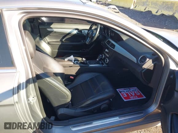 ✅ 2013 Mercedes-Benz C 250 • VIN: WDDGJ4HB7DG059283 • Lot: 41729557. Wystawiony na IAAI z przebiegiem 119 419 mil. Bezpłatny archiwum sprzedaży aukcyjnych z USA i szczegółowy raport historii pojazdu na DreamBid. Zdjęcie 5.