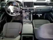 ✅ 2025 Toyota Tacoma SR5 • VIN: 3TMLB5JN9SM125531 • Lot: 94827635. Wystawiony na Copart z przebiegiem 6 018 mil. Bezpłatny archiwum sprzedaży aukcyjnych z USA i szczegółowy raport historii pojazdu na DreamBid. Zdjęcie 8.