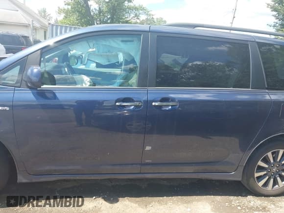 ✅ 2018 Toyota Sienna XLE • VIN: 5TDDZ3DC2JS198186 • Lot: 43054418. Listed on IAAI with 112,170 mi. Free auction sales archive from the USA and detailed vehicle history report at DreamBid. Image 14.