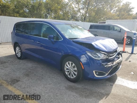 ✅ 2019 Chrysler Pacifica Touring Plus • VIN: 2C4RC1FG6KR576824 • Лот: 82728095. Опубликован ранее на Copart с пробегом Не указан. Бесплатный доступ к архиву аукционных продаж из США и подробный отчёт об истории автомобиля на DreamBid. Изображение 4.