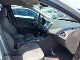 2016 Chevrolet Cruze LS z VIN 1G1BC5SM8G7287871, wystawiony jako IAAI lot #42738767 z przebiegiem 124 115 mil mil oraz . Historia ofert i sprzedaży dostępna na DreamBid. Obrazek 5.