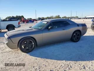 2012 Dodge Challenger SXT z VIN 2C3CDYAG4CH101526, wystawiony jako Copart lot #90643015 z przebiegiem 130 011 mil mil oraz Czysty tytuł • Clean title. Historia ofert i sprzedaży dostępna na DreamBid. Obrazek 1.