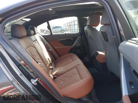 ✅ 2024 BMW i5 M60 • VIN: WBY43FK00RCP68242 • Lot: 41100308. Listed on IAAI with 3,900 mi. Free auction sales archive from the USA and detailed vehicle history report at DreamBid. Image 8.