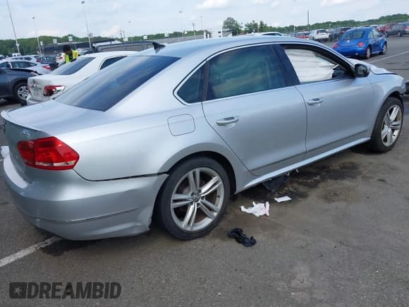 ✅ 2015 Volkswagen Passat SEL Premium • VIN: 1VWCT7A37FC037752 • Лот: 42640396. Опубликован ранее на IAAI с пробегом 110 688 миль. Бесплатный доступ к архиву аукционных продаж из США и подробный отчёт об истории автомобиля на DreamBid. Изображение 2.