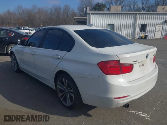 ✅ 2015 BMW 3 Series 320i xDrive • VIN: WBA3C3G55FNS75282 • Lot: 41336850. Wystawiony na IAAI z przebiegiem 120 856 mil. Bezpłatny archiwum sprzedaży aukcyjnych z USA i szczegółowy raport historii pojazdu na DreamBid. Zdjęcie 3.