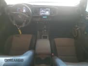 ✅ 2021 Toyota Tacoma SR5 • VIN: 3TMAZ5CN5MM150493 • Lot: 89551245. Wystawiony na Copart z przebiegiem 33 845 mil. Bezpłatny archiwum sprzedaży aukcyjnych z USA i szczegółowy raport historii pojazdu na DreamBid. Zdjęcie 8.