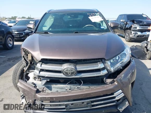 ✅ 2017 Toyota Highlander Limited • VIN: 5TDYZRFH2HS221036 • Lot: 40630991. Wystawiony na IAAI z przebiegiem 115 296 mil. Bezpłatny archiwum sprzedaży aukcyjnych z USA i szczegółowy raport historii pojazdu na DreamBid. Zdjęcie 13.