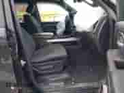 2019 Ram 1500 Big Horn z VIN 1C6SRFFT5KN510909, wystawiony jako IAAI lot #42685226 z przebiegiem 98 252 mil mil oraz . Historia ofert i sprzedaży dostępna na DreamBid. Obrazek 5.