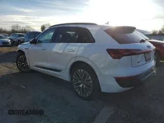 ✅ 2024 Audi Q8 e-tron • VIN: WA16AAGE6RB050640 • Лот: 42733705. Опубликован ранее на Copart с пробегом 4 165 миль. Бесплатный доступ к архиву аукционных продаж из США и подробный отчёт об истории автомобиля на DreamBid. Изображение 2.