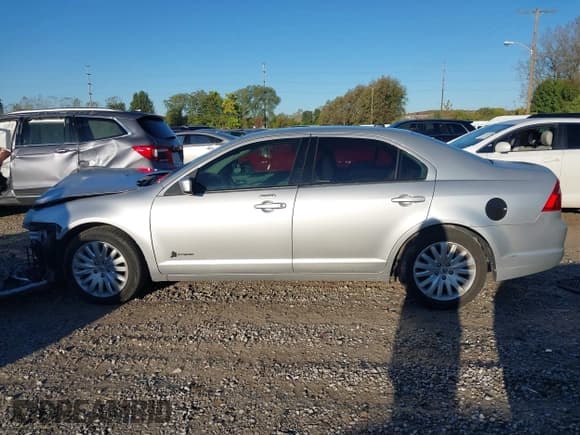 ✅ 2011 Ford Fusion Hybrid • VIN: 3FADP0L37BR335624 • Lot: 43479762. Listed on IAAI with 102,058 mi. Free auction sales archive from the USA and detailed vehicle history report at DreamBid. Image 14.