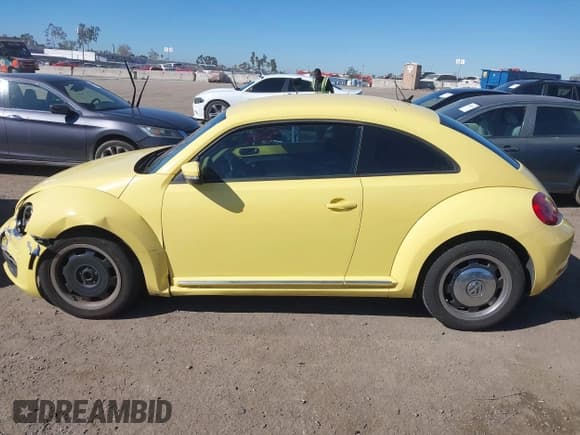 ✅ 2013 Volkswagen Beetle 2.5L • VIN: 3VWJP7AT8DM617745 • Lot: 43493323. Wystawiony na IAAI z przebiegiem 118 418 mil. Bezpłatny archiwum sprzedaży aukcyjnych z USA i szczegółowy raport historii pojazdu na DreamBid. Zdjęcie 14.