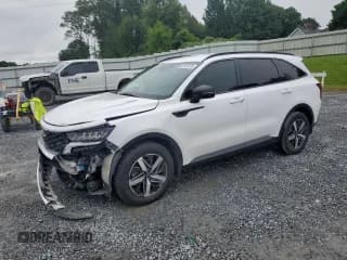 ✅ 2022 Kia Sorento S • VIN: 5XYRL4LC8NG144277 • Лот: 67826155. Опубликован ранее на Copart с пробегом 51 879 миль. Бесплатный доступ к архиву аукционных продаж из США и подробный отчёт об истории автомобиля на DreamBid. Изображение 1.