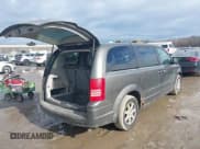 ✅ 2010 Chrysler Town & Country LX • VIN: 2A4RR2D16AR387179 • Lot: 41410509. Wystawiony na IAAI z przebiegiem 209 506 mil. Bezpłatny archiwum sprzedaży aukcyjnych z USA i szczegółowy raport historii pojazdu na DreamBid. Zdjęcie 4.