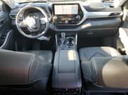 ✅ 2021 Toyota Highlander Platinum • VIN: 5TDFZRAHXMS057446 • Lot: 69639295. Wystawiony na Copart z przebiegiem 42 386 mil. Bezpłatny archiwum sprzedaży aukcyjnych z USA i szczegółowy raport historii pojazdu na DreamBid. Zdjęcie 8.