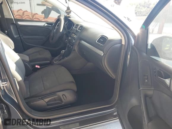 ✅ 2013 Volkswagen Golf • VIN: WVWDB7AJXDW132455 • Лот: 43734226. Опубликован ранее на IAAI с пробегом 174 862 миль. Бесплатный доступ к архиву аукционных продаж из США и подробный отчёт об истории автомобиля на DreamBid. Изображение 5.