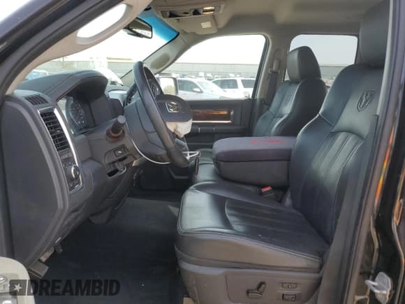 ✅ 2009 Dodge 1500 Laramie • VIN: 1D3HB18T99S731360 • Lot: 54969195. Wystawiony na Copart z przebiegiem 164 827 mil. Bezpłatny archiwum sprzedaży aukcyjnych z USA i szczegółowy raport historii pojazdu na DreamBid. Zdjęcie 7.