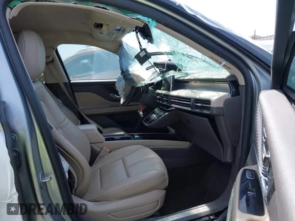 ✅ 2022 Lincoln Corsair Standard • VIN: 5LMCJ1C92NUL34355 • Lot: 41813479. Wystawiony na IAAI z przebiegiem 27 847 mil. Bezpłatny archiwum sprzedaży aukcyjnych z USA i szczegółowy raport historii pojazdu na DreamBid. Zdjęcie 5.